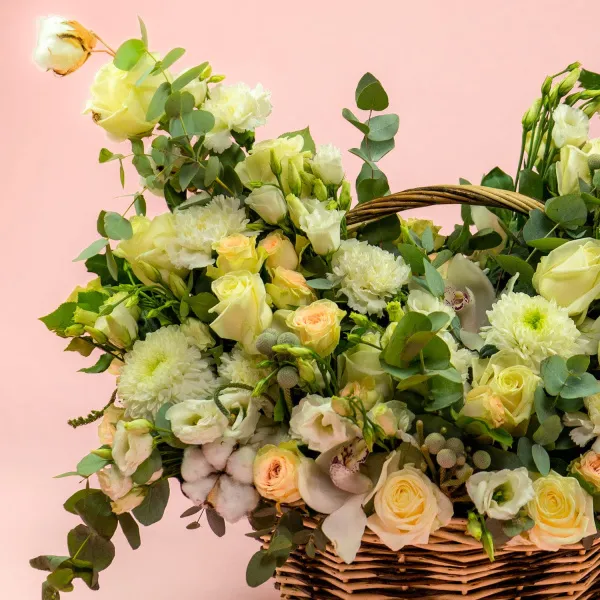 Розы микс и хлопок в корзине