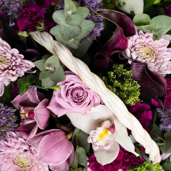 Орхидеи и хризантемы в корзине