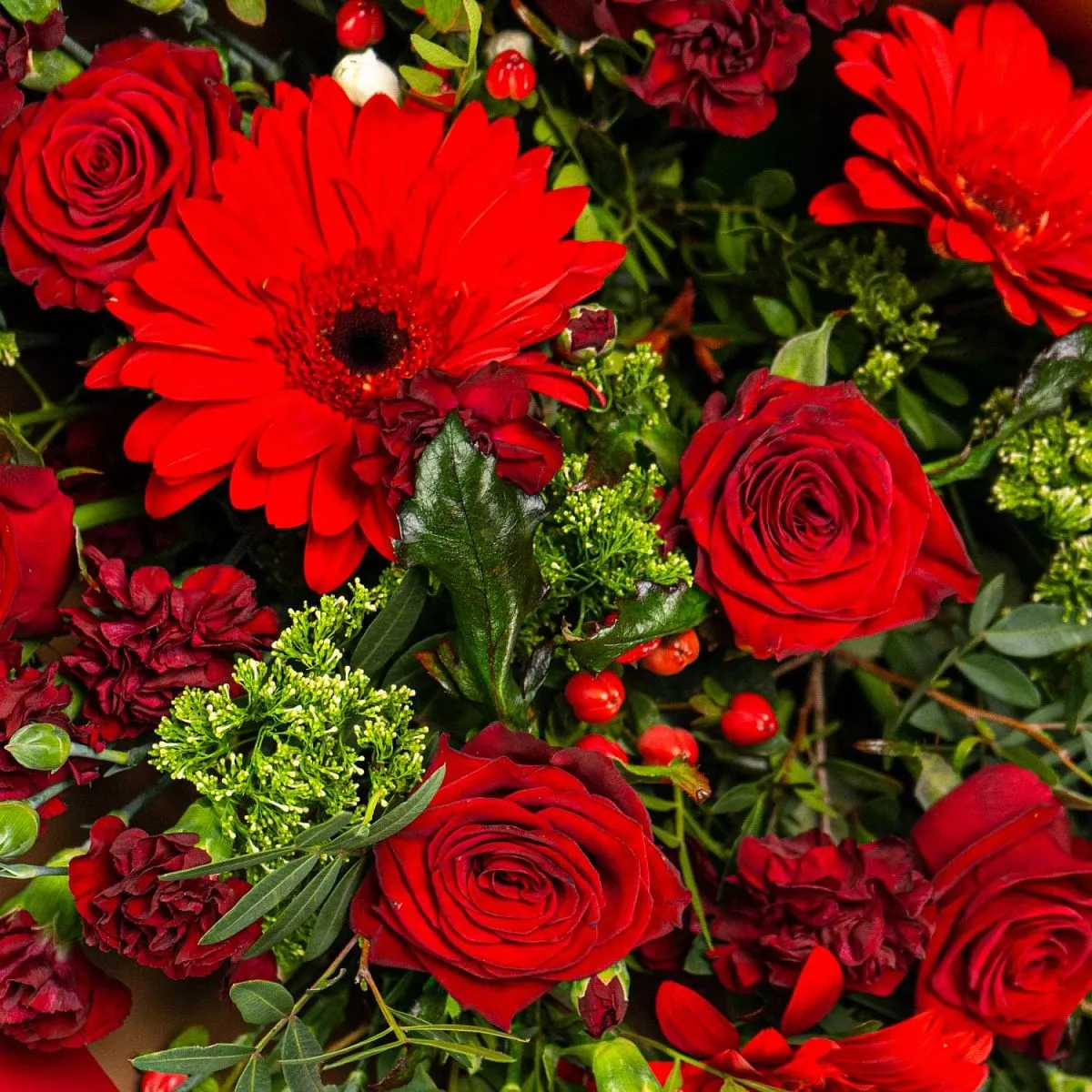 Букет из алых роз, гвоздик и гербер