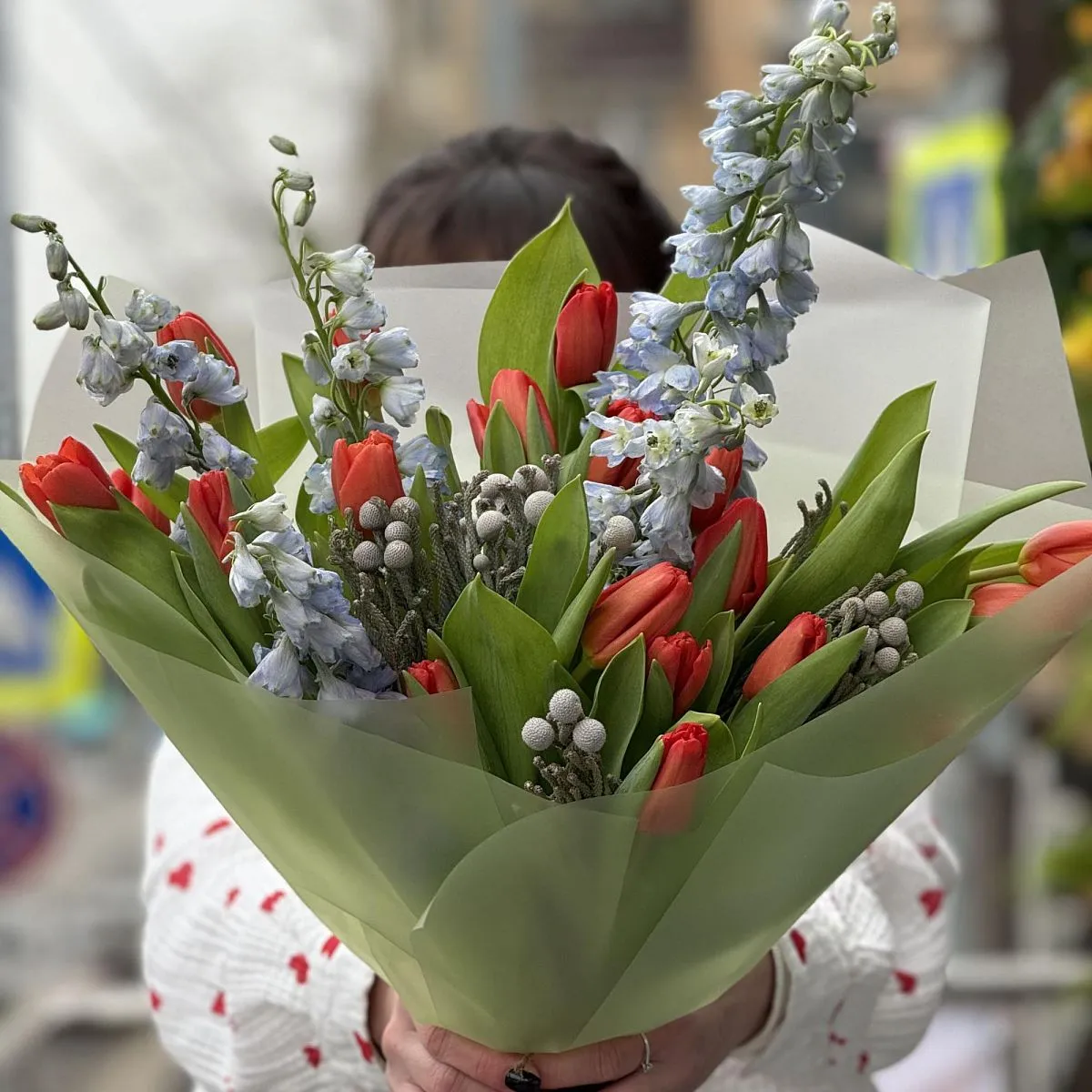 Большой букет из тюльпан, брунии и дельфиниума