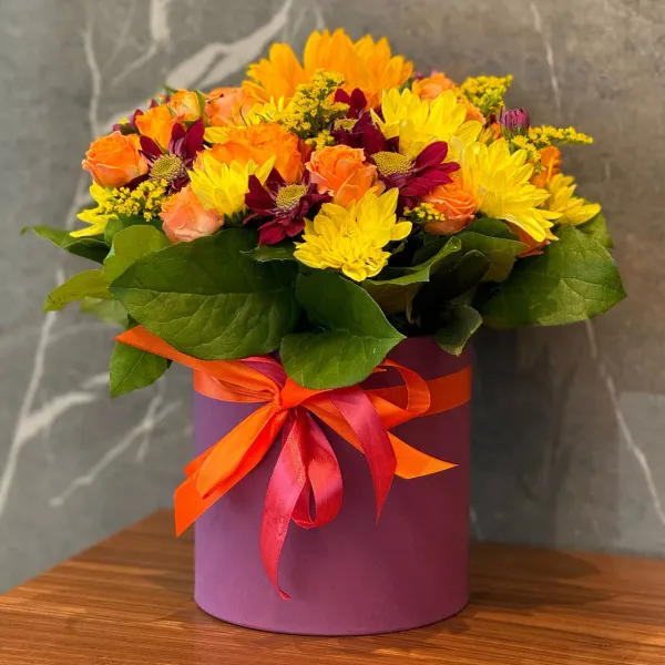 Хризантемы и розы в коробке