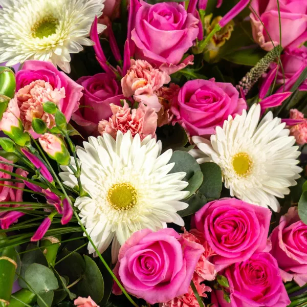 Букет из розовых гвоздик и роз