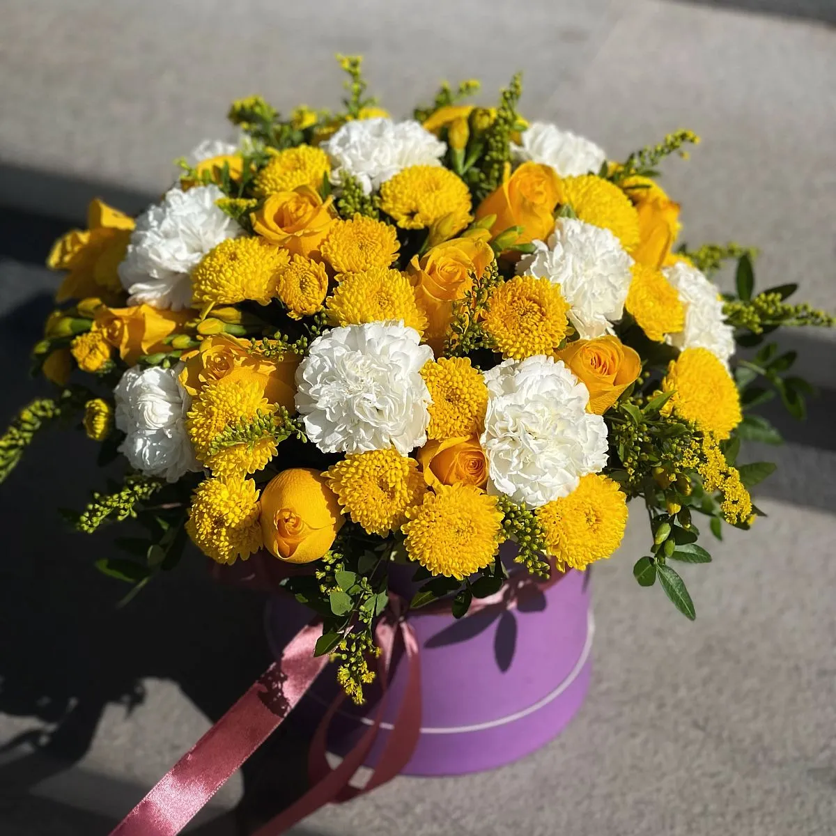 Гвоздики, розы и хризантемы в коробке