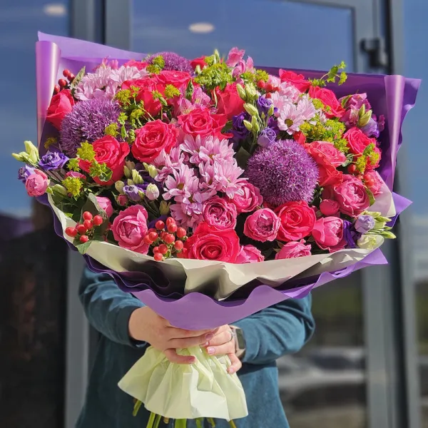 Букет роз, аллиум и гиперикум