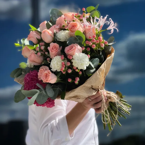 Букет из гвоздик, роз и гиперикум