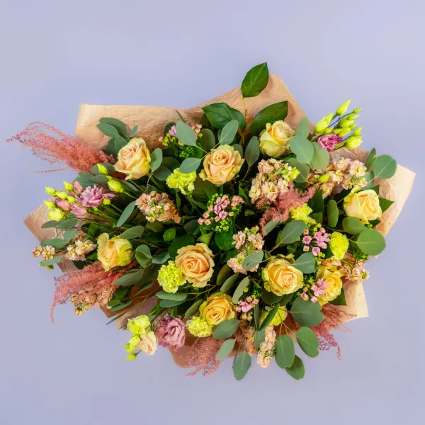 Букет из роз, маттиол и гвоздик