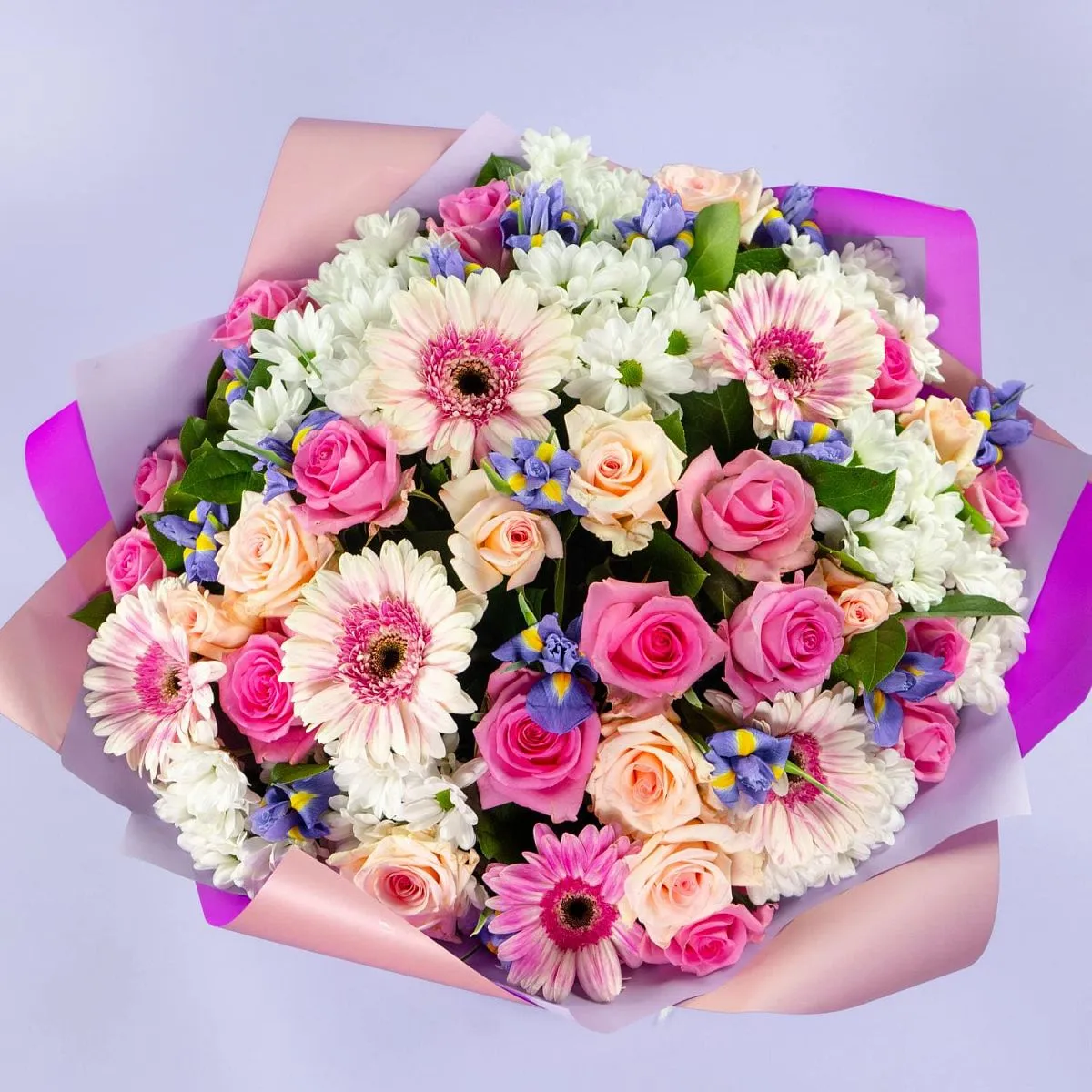 Букет из ирисов, гербер микс и роз микс