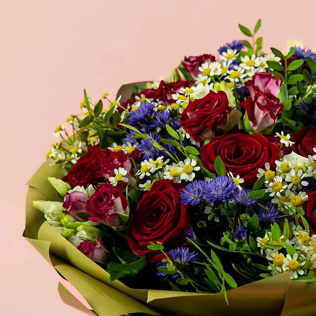Букет из роз микс, ромашек и астеров
