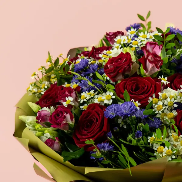 Букет из роз микс, ромашек и астеров