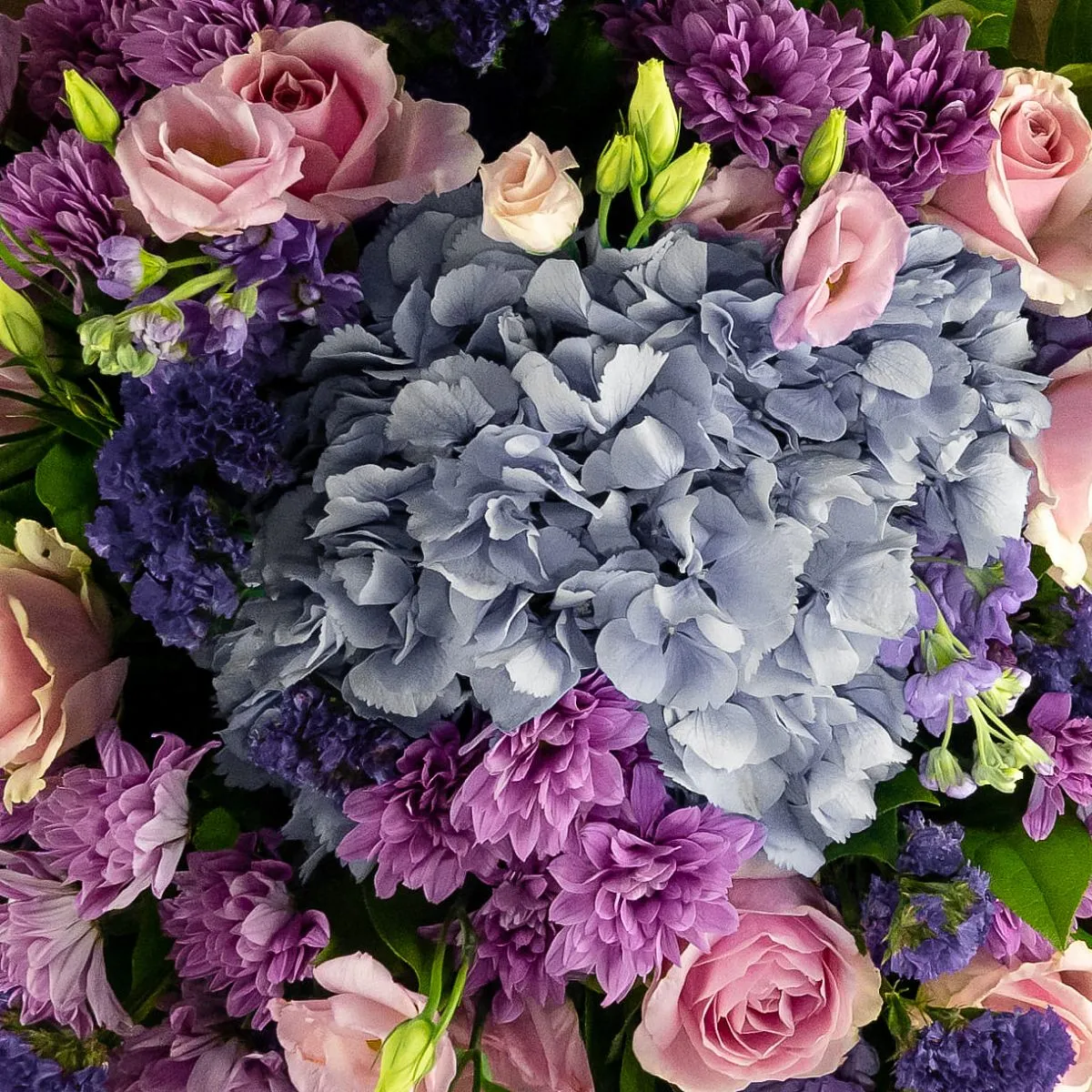 Букет из гортензии, роз и хризантем