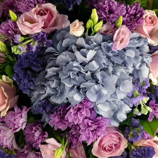 Букет из гортензии, роз и хризантем