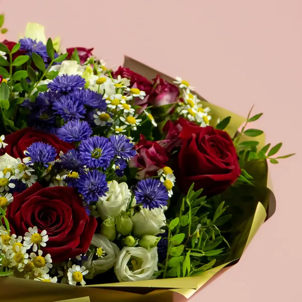 Букет из роз микс, ромашек и астеров