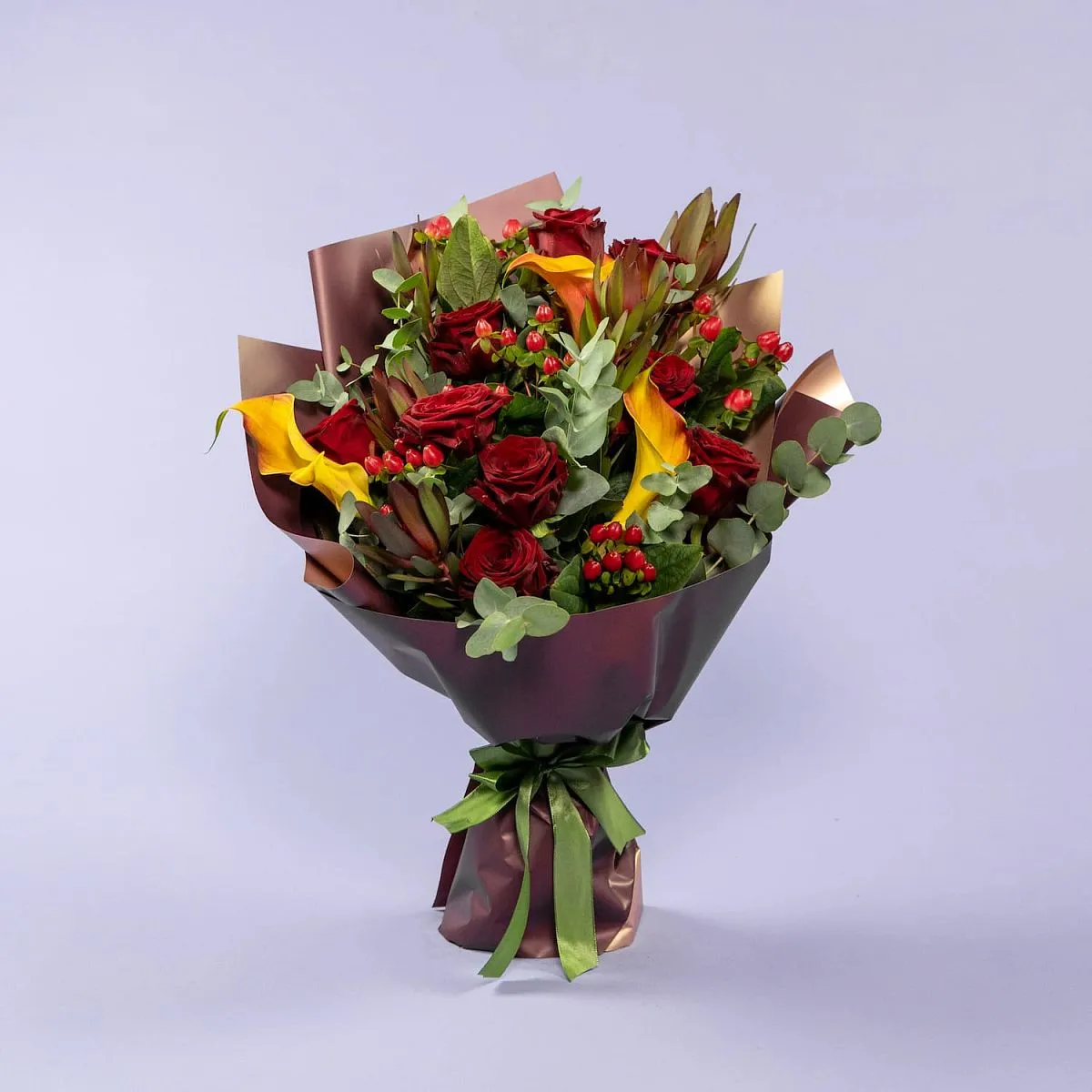 Букет из калл и красных роз