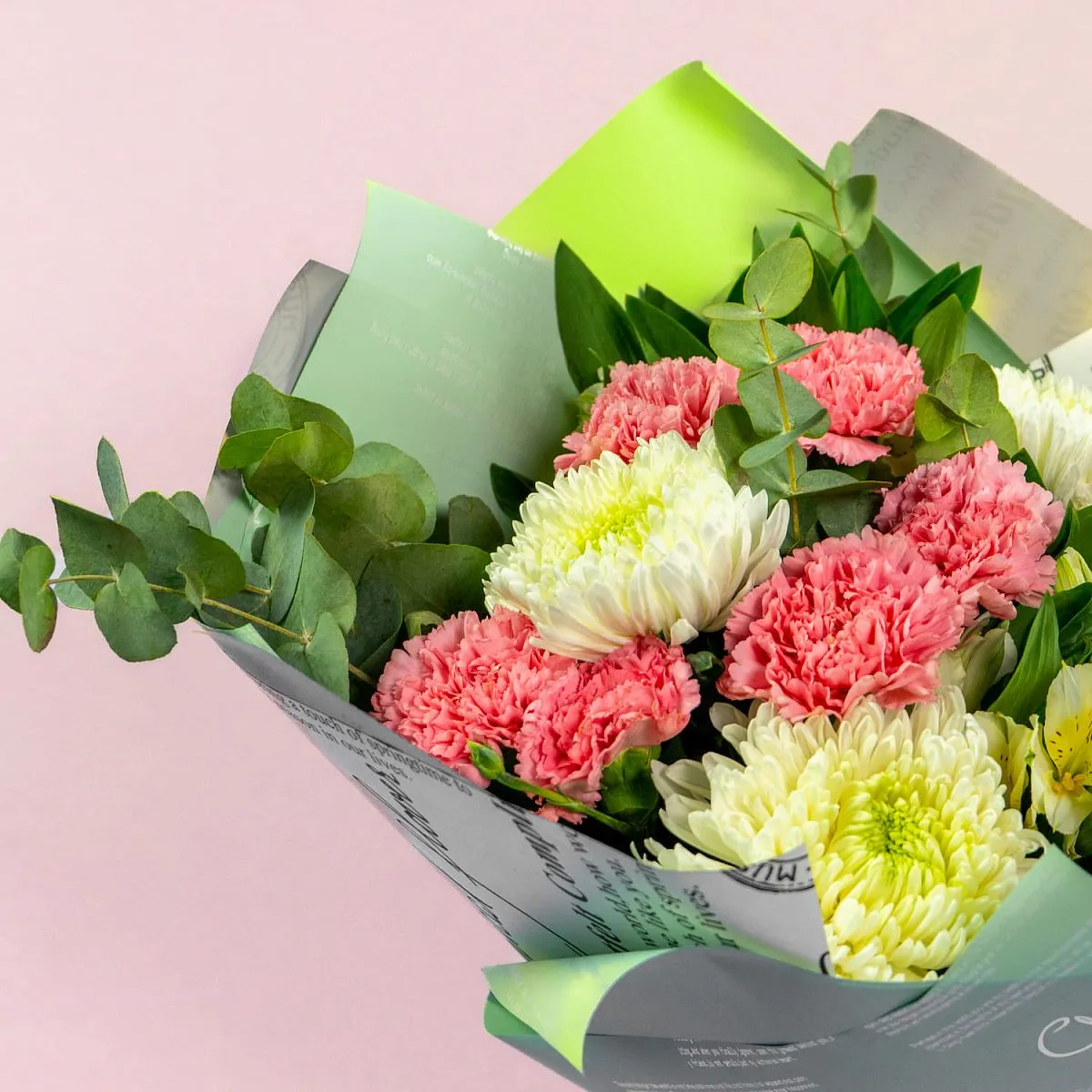 Букет из гвоздик и хризантем