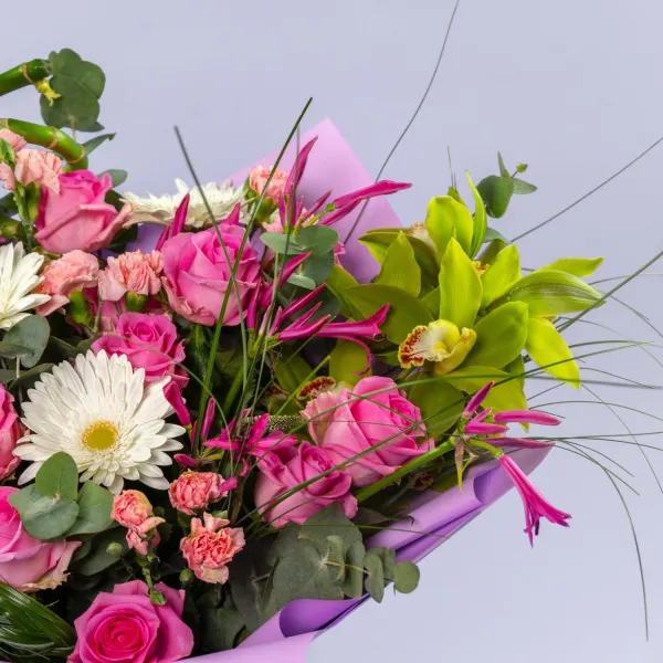 Букет из розовых гвоздик и роз