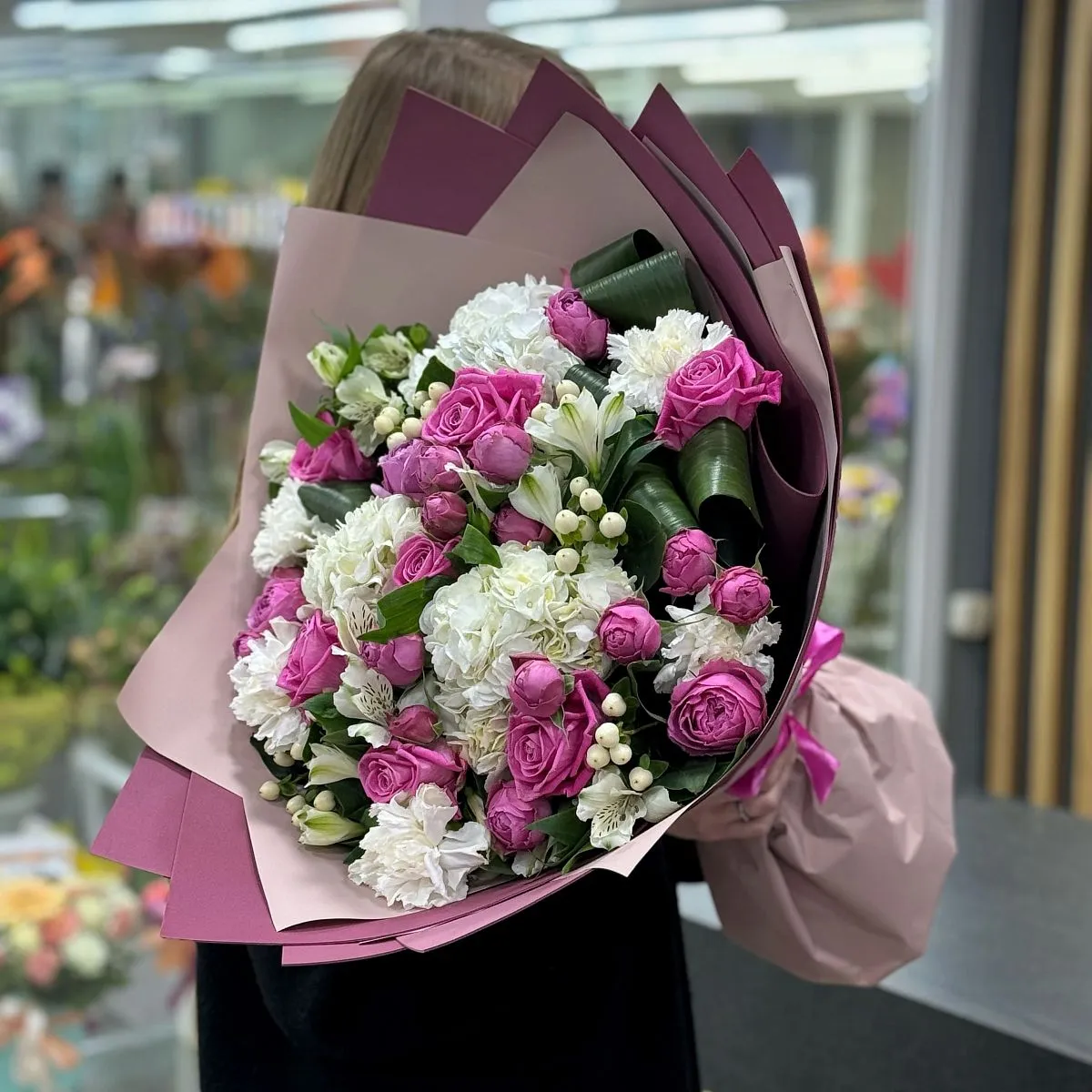 Букет из альстромерии, роз и гвоздики