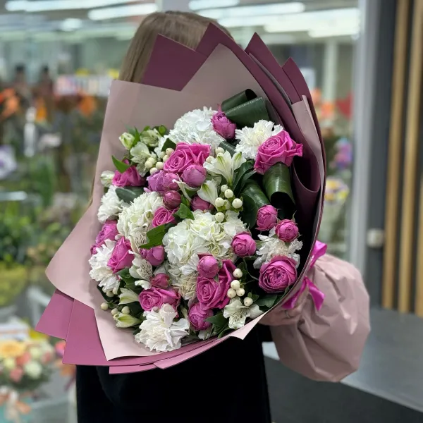 Букет из альстромерии, роз и гвоздики