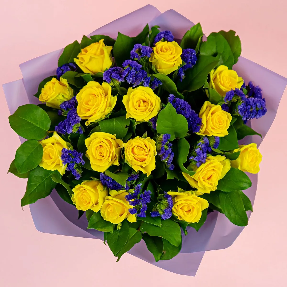 Букет из жёлтых роз и статицы