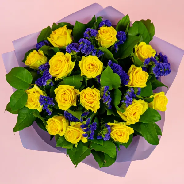 Букет из жёлтых роз и статицы