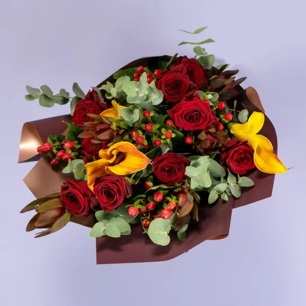 Букет из калл и красных роз