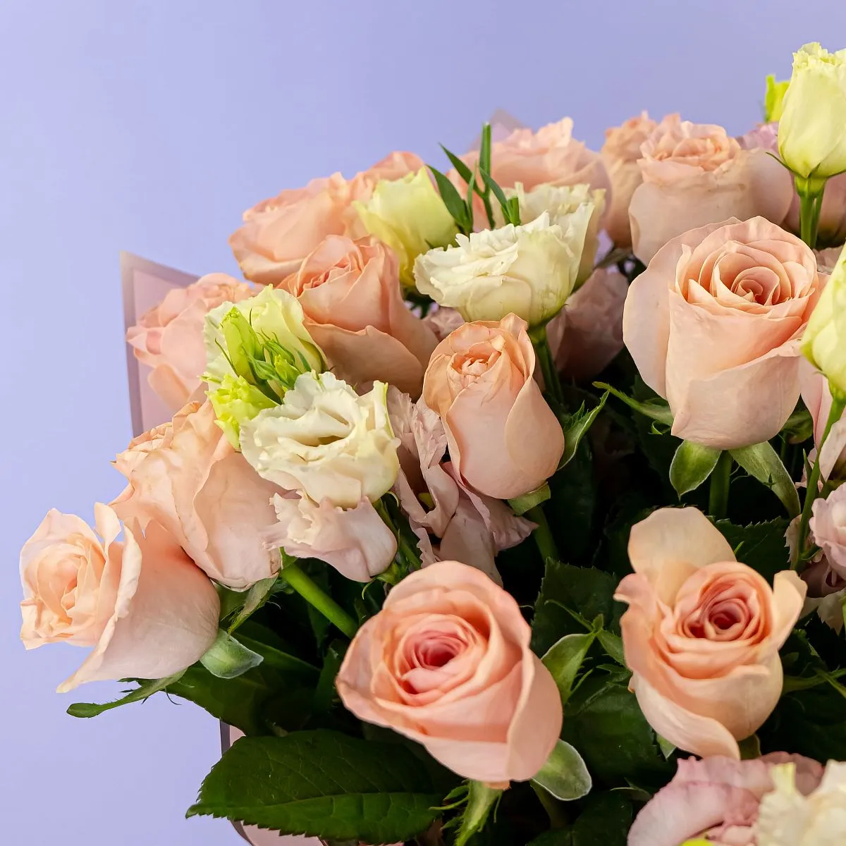 Букет из нежно-розовых роз и эустом