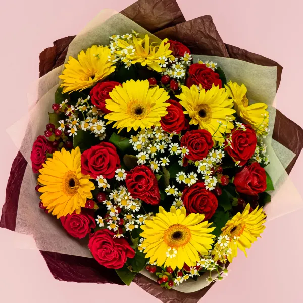 Букет из гербер, роз и ромашек