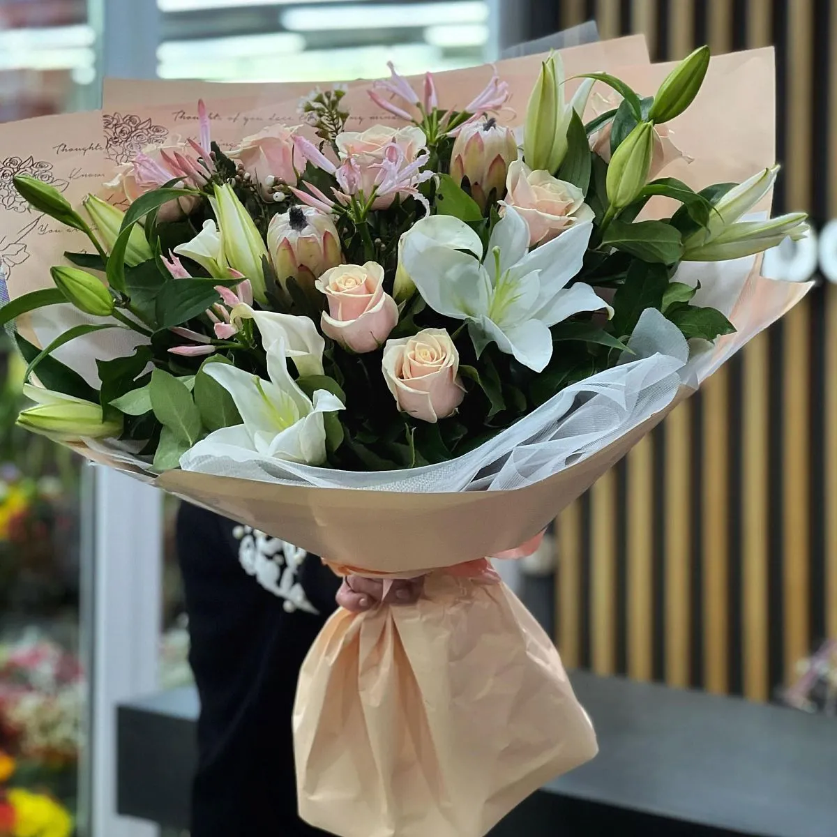 Букет из хамелициума, роз и каллы