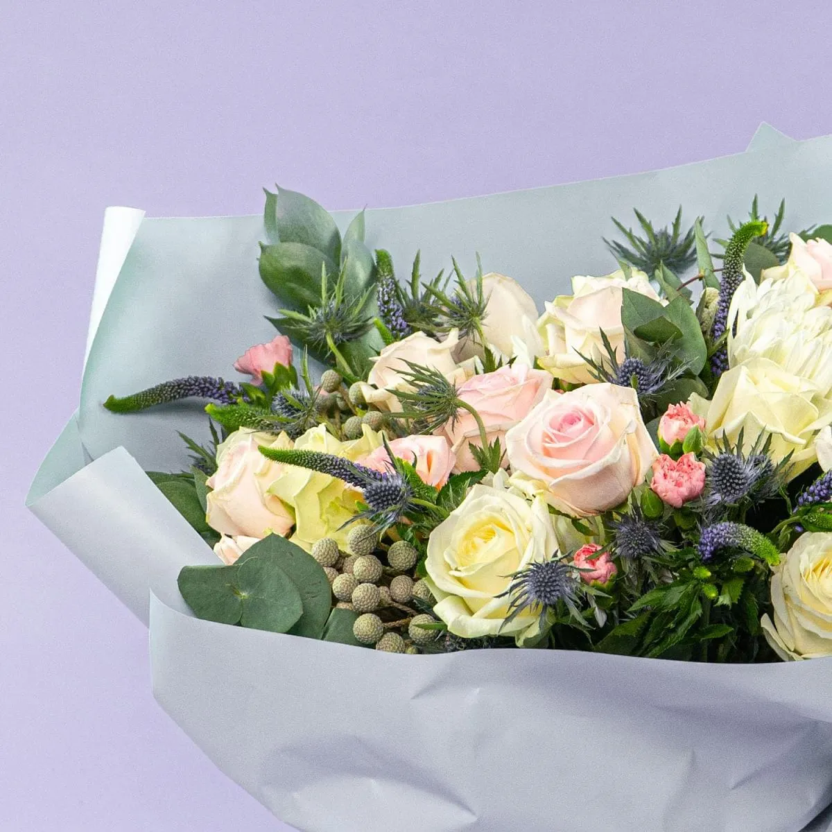 Букет из роз микс, гвоздик и хризантем