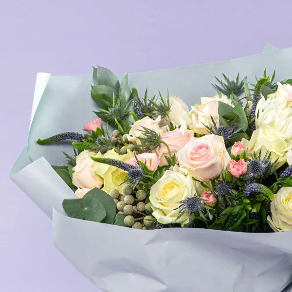 Букет из роз микс, гвоздик и хризантем