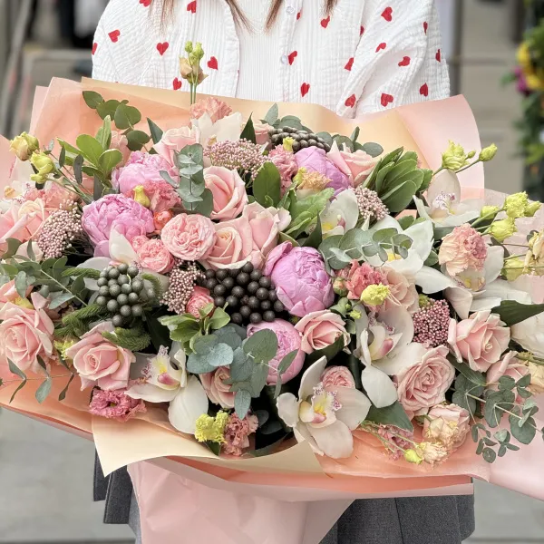 Букет из эустомы, пион и аспидистра