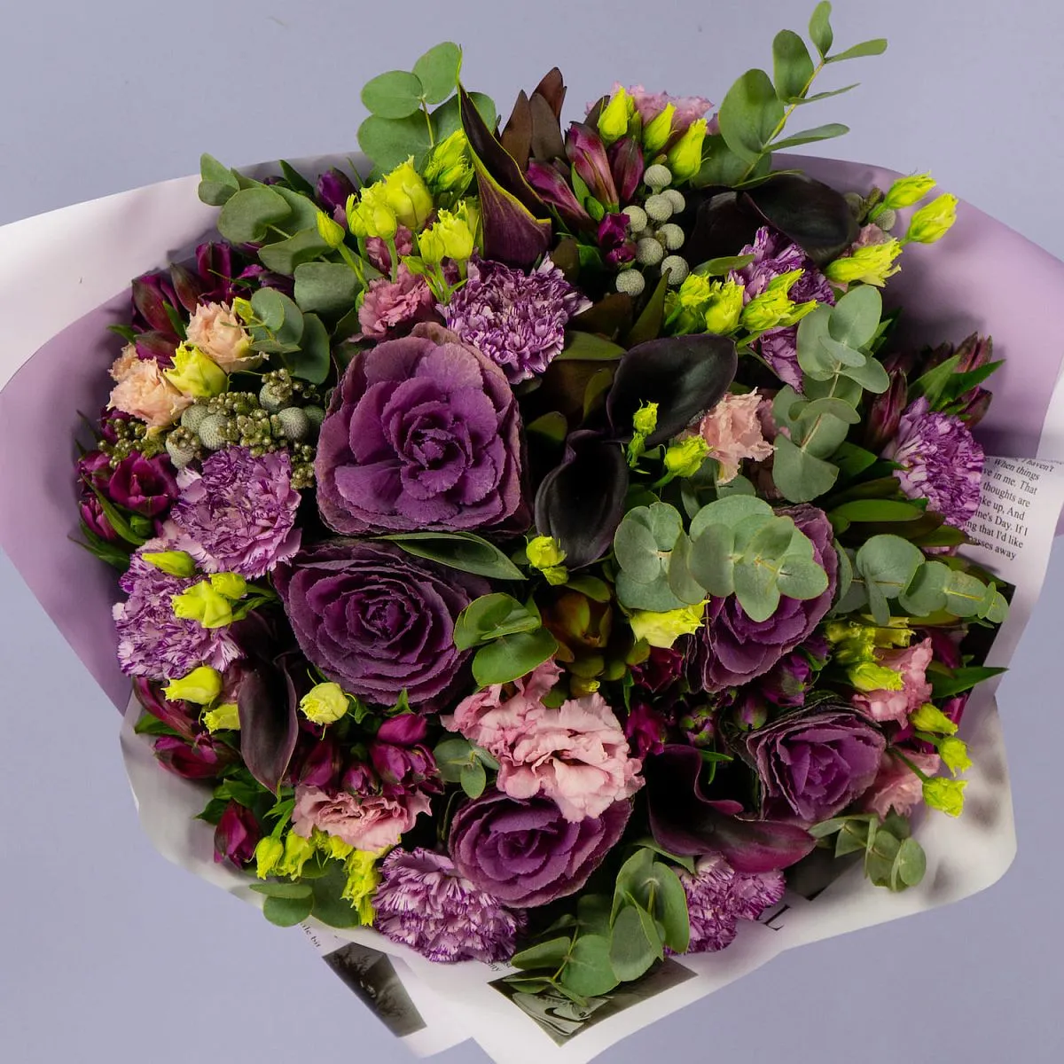 Букет из эустом, гвоздик и брассики