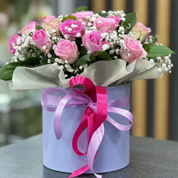 Розы и гипсофил в коробке