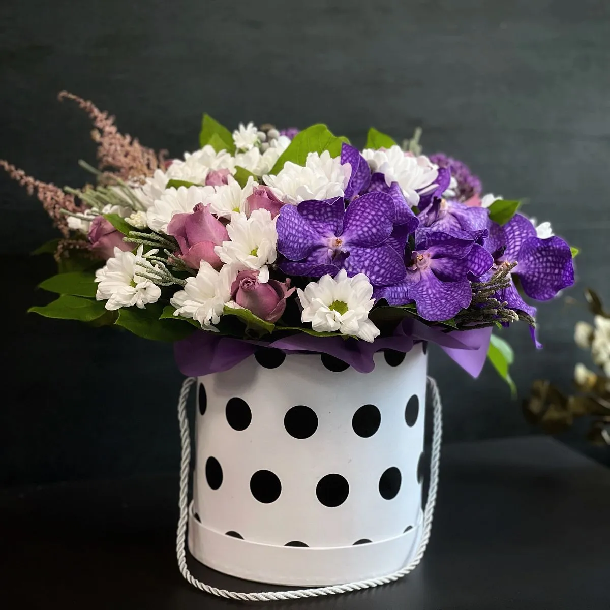 Астильбы, розы и брунии в коробке