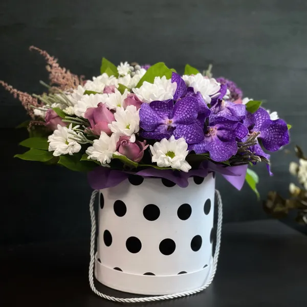 Астильбы, розы и брунии в коробке