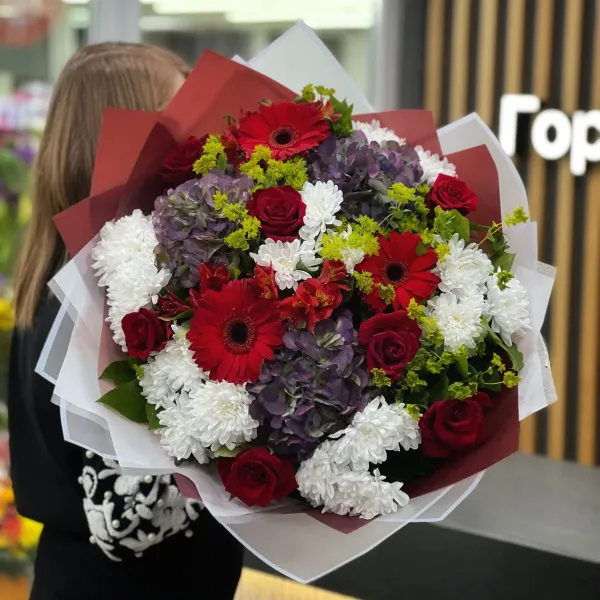 Букет из хризантем, роз и гербер