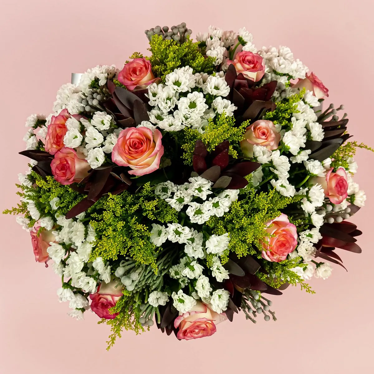 Букет из роз и белых хризантем