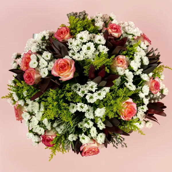 Букет из роз и белых хризантем