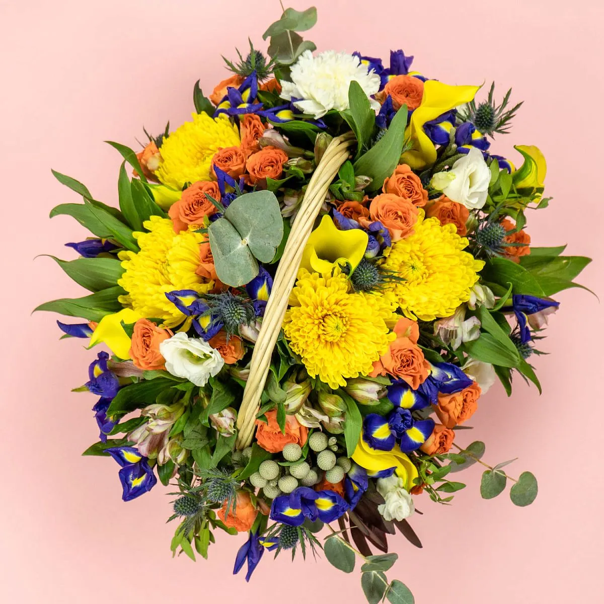 Ирисы и хризанты в корзине