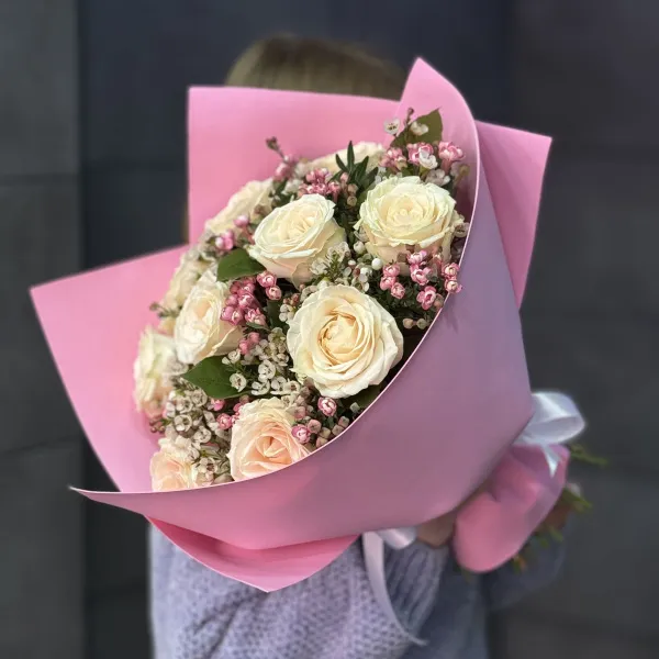 Букет из роз и бувардии