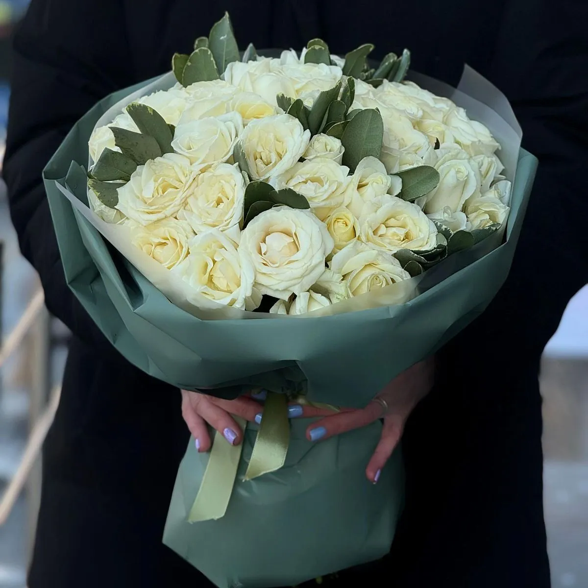 Букет из роз и питтоспорума