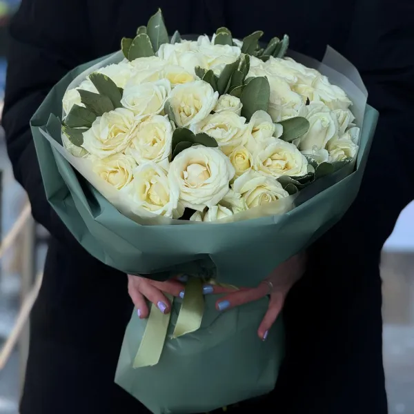 Букет из роз и питтоспорума