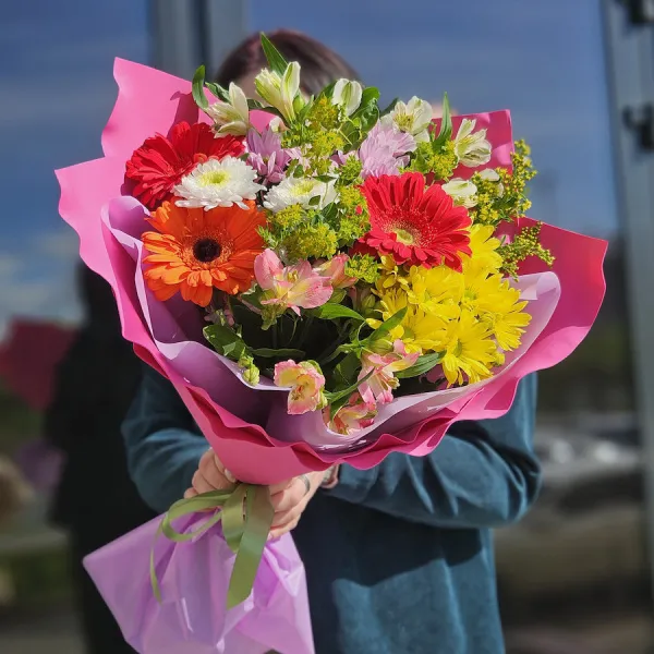 Букет хризантем, гербер и альстромерий