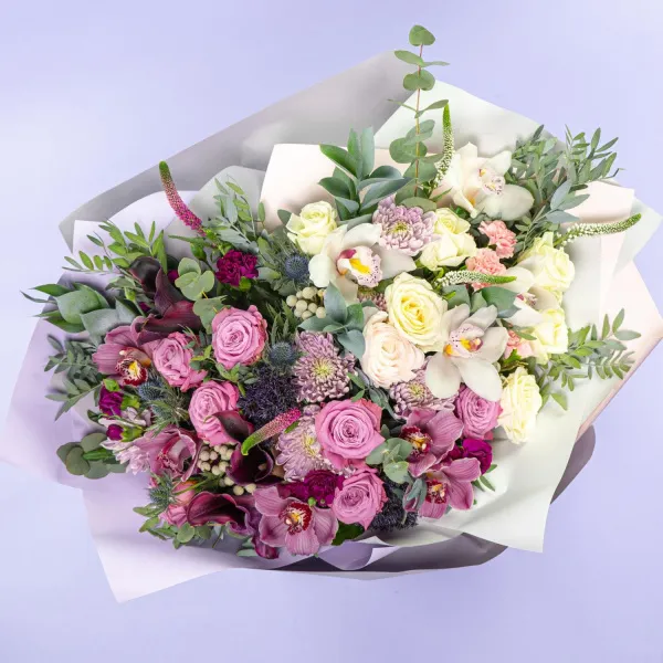 Букет из орхидей, роз и хризантем