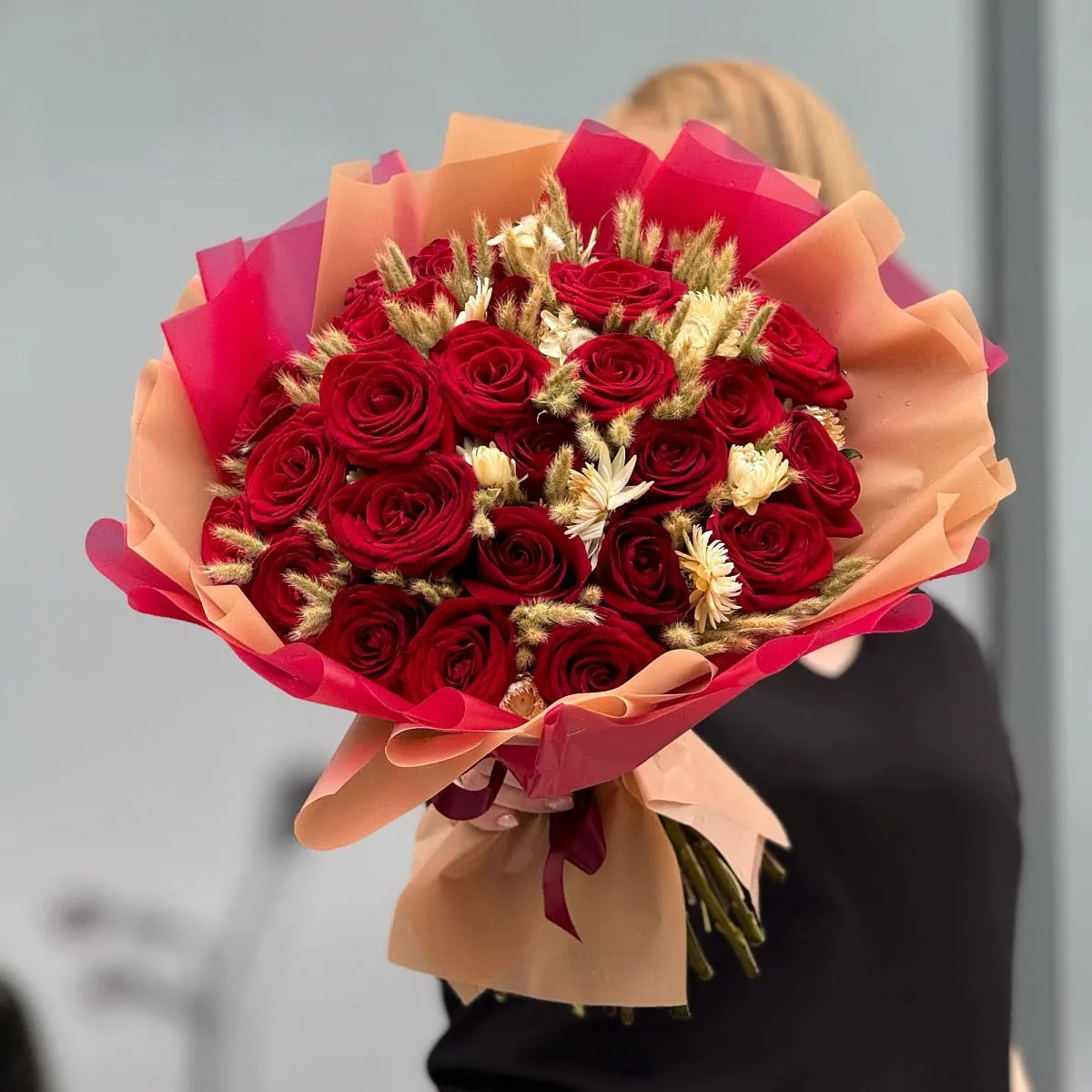 Большой букет из роз и cухоцветов