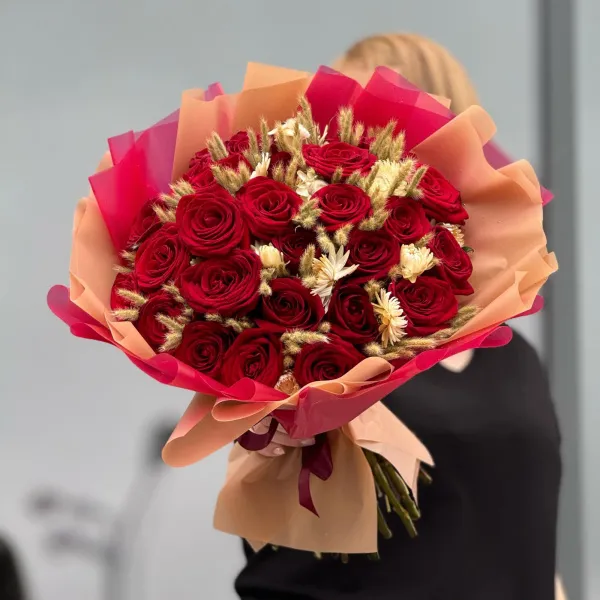 Огромный букет из роз и cухоцветов