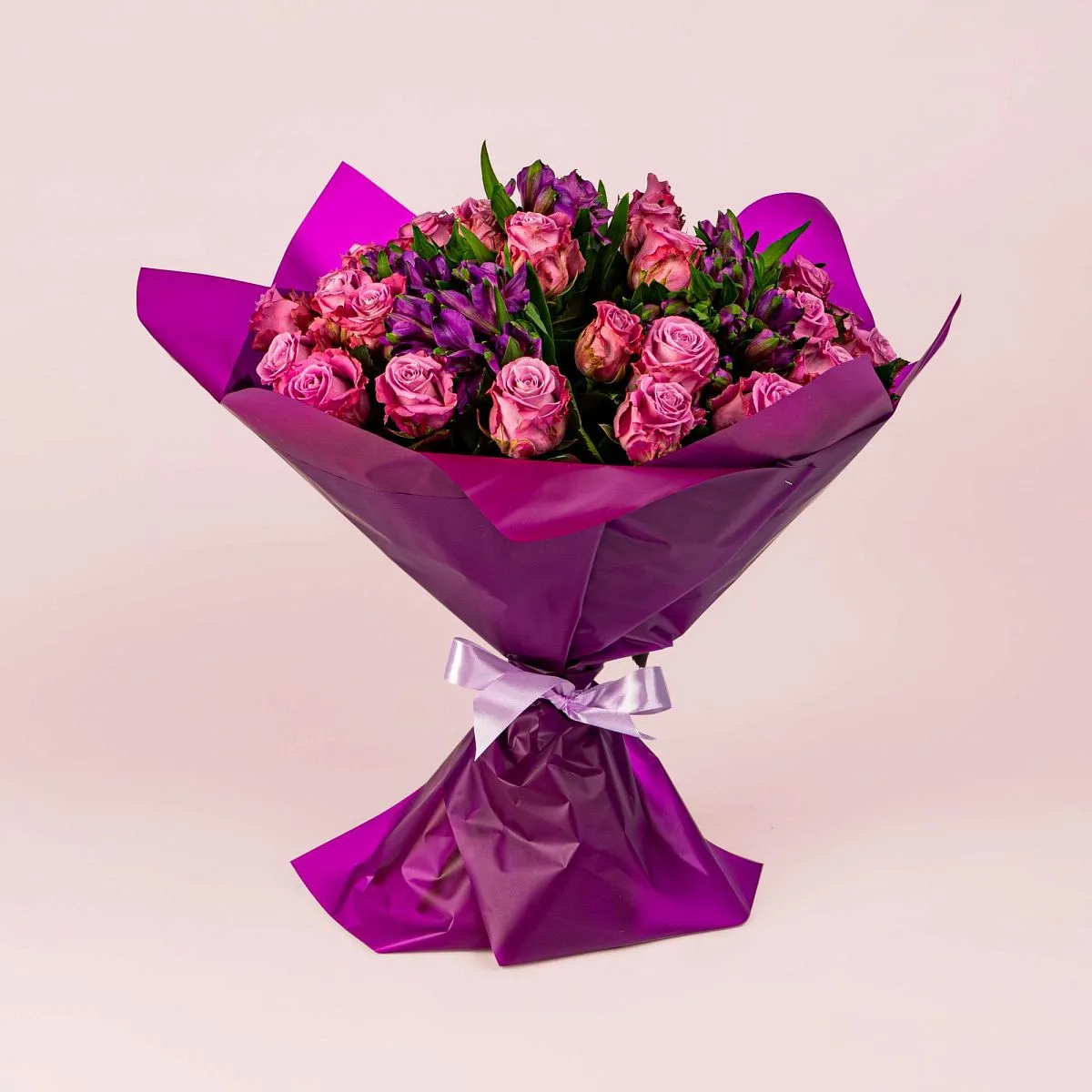 Букет из розовых роз и альстромерий