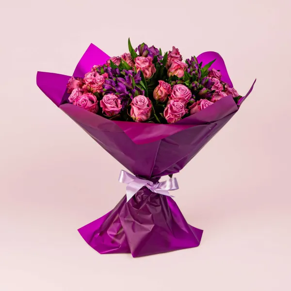 Букет из розовых роз и альстромерий