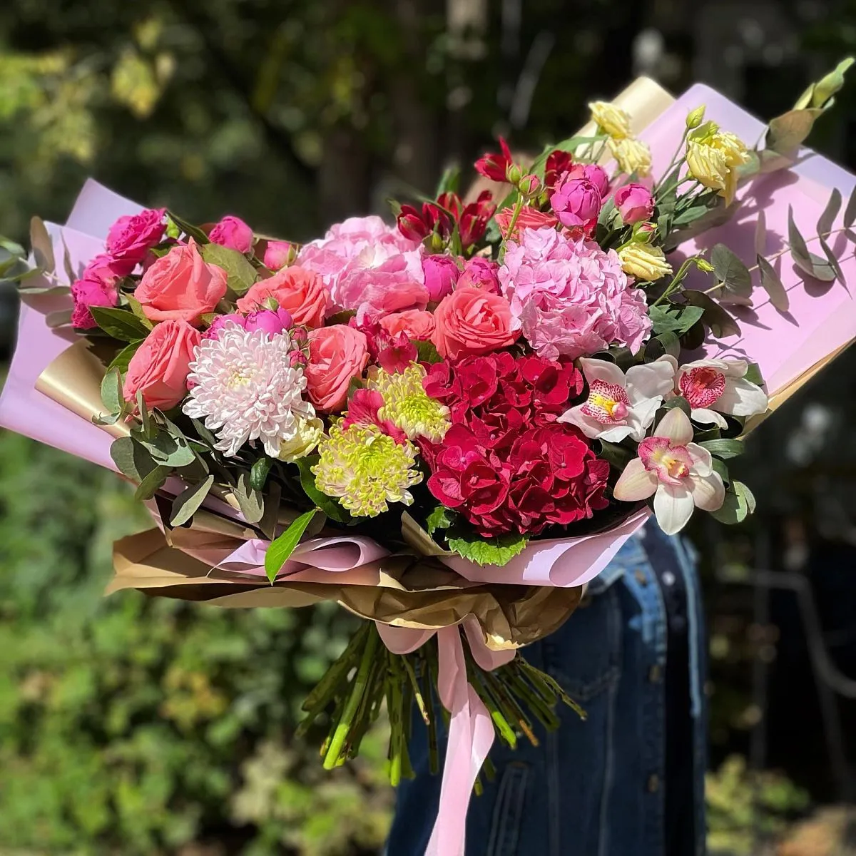 Огромный букет из роз, эустом и альстромерии