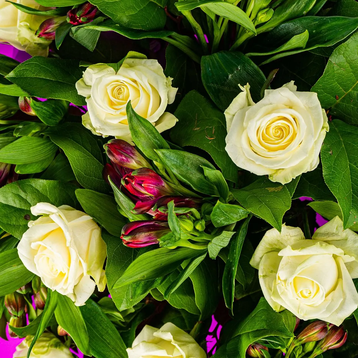 Букет из роз и альстромерий