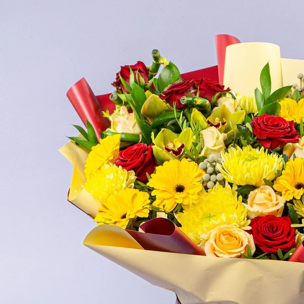 Букет из роз, жёлтых гербер и хризантем